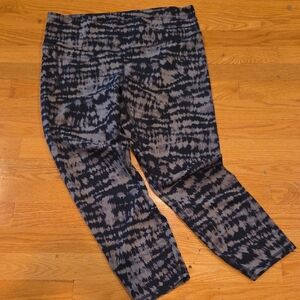 Under Armour Black & Gray Printed Athletic Leggings